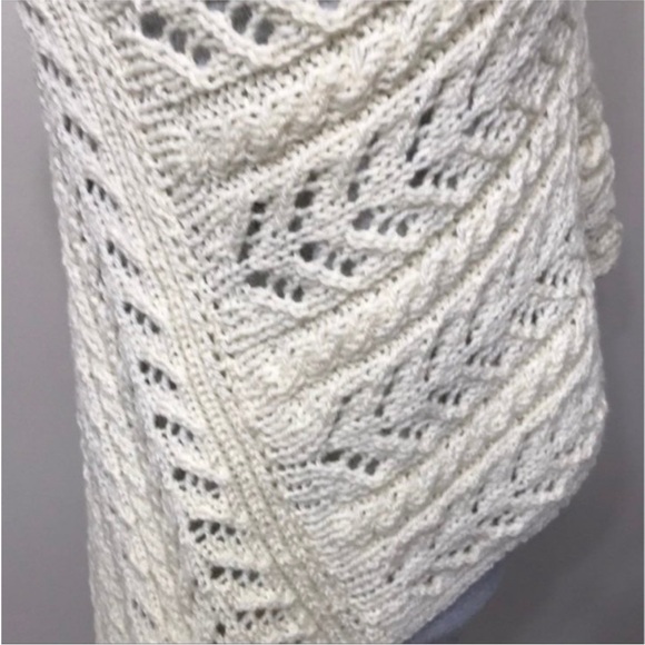 New women’s hand knit , wool , white , lace poncho size S/M - Picture 6 of 8